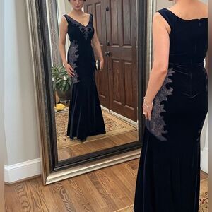 BCBGMAXAZRIA Women's Dress Lace Applique Velvet Gown